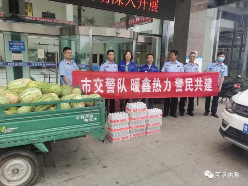 高溫下交警執(zhí)勤忙，暖鑫熱力送瓜送水送清涼